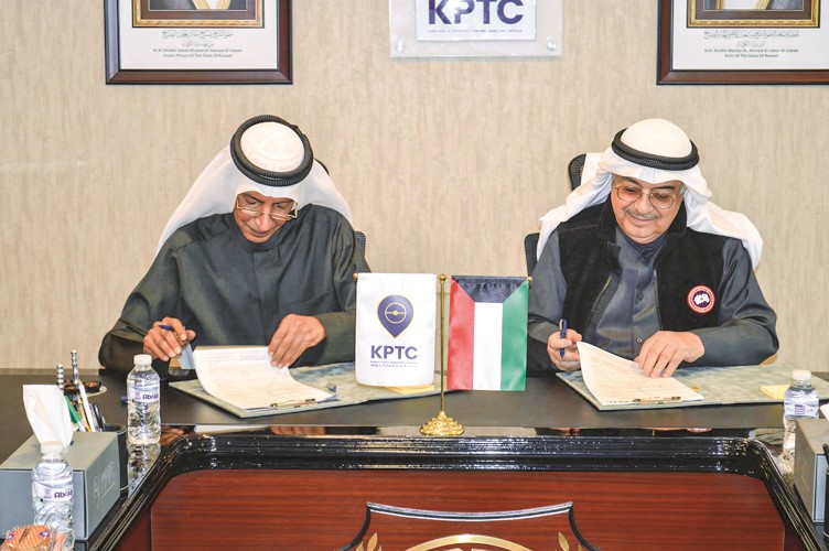  النقل العام توقع عقد توريد حافلات حديثة مع القرين 