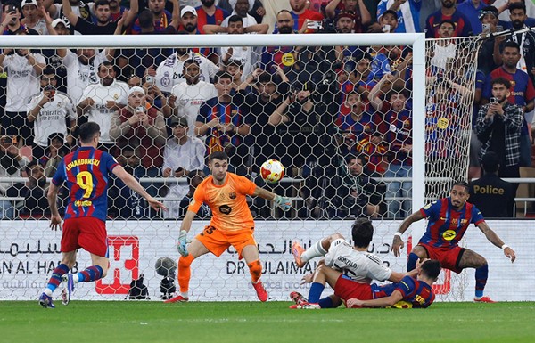 السوبر الإسباني في السعودية.. برشلونة يتوج باللقب على حساب ريال مدريد