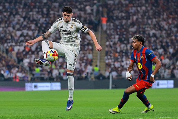 السوبر الإسباني في السعودية.. برشلونة يتوج باللقب على حساب ريال مدريد