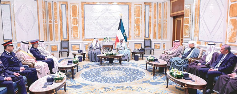 صاحب السمو الأمير الشيخ مشعل الأحمد مستقبلا وزير الداخلية بمملكة البحرين الفريق أول ركن الشيخ راشد بن عبدالله بن أحمد آل خليفة والوفد المرافق بحضور النائب الأول لرئيس مجلس الوزراء ووزير الداخلية الشيخ فهد اليوسف ووزير شؤون الديوان الأميري الشيخ حمد جابر العلي ومدير مكتب صاحب السمو الأمير الفريق متقاعد جمال الذياب ووكيل الشؤون الخارجية بالديوان الأميري مازن العيسى والسفير البحريني لدى البلاد صلاح المالكي