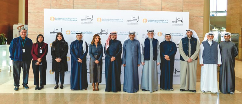  المشروعات السياحية و أركان توقعان عقد استثمار وتطوير وتشغيل مجمع أحواض السباحة 