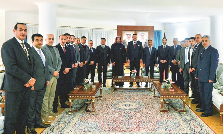 وزير الدفاع الشيخ عبدالله العلي وبجانبه الشيخ خليفة الدعيج الصباح خلال لقاء أعضاء سفارة الكويت لدى إيطاليا