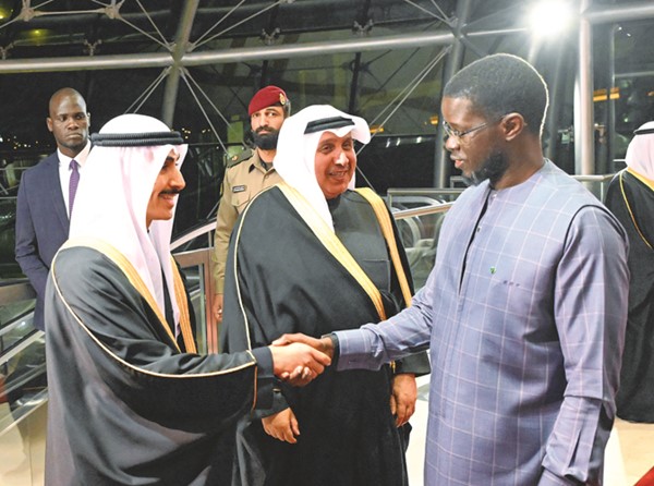 وزير شؤون الديوان الأميري الشيخ حمد جابر العلي ورئيس ديوان سمو ولي العهد الشيخ ثامر الجابر في استقبال الرئيس بشيرو جوماي فاي