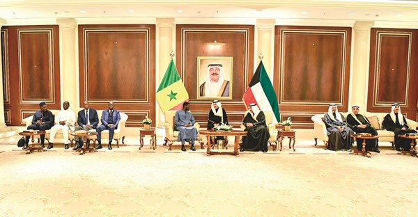 سمو ولي العهد الشيخ صباح الخالد مستقبلا رئيس السنغال بشيرو جوماي فاي والوفد المرافق بحضور رئيس الوزراء سمو الشيخ أحمد العبدالله ووزير شؤون الديوان الأميري الشيخ حمد جابر العلي ورئيس ديوان سمو ولي العهد الشيخ ثامر الجابر