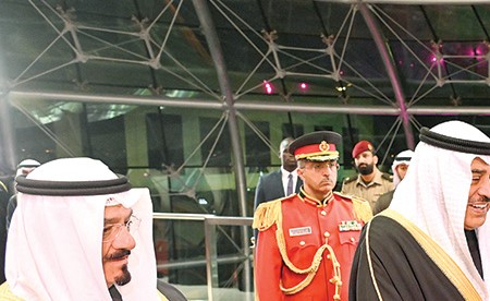 ولي العهد على رأس مستقبلي رئيس السنغال لدى وصوله إلى البلاد