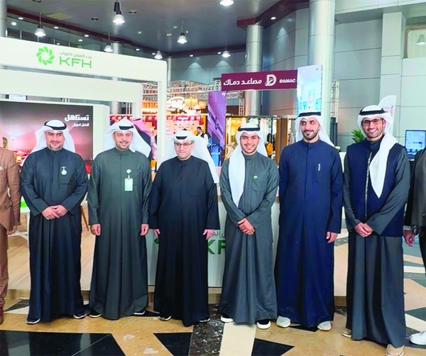 وزير الدولة لشؤون البلدية ووزير الدولة لشؤون الإسكان عبداللطيف المشاري في جناح بيت التمويل الكويتي بمعرض بيت العمر