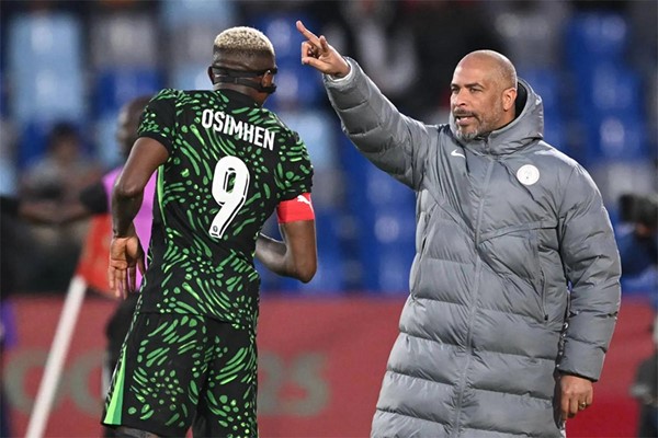 مدرب نيجيريا: سنترك الاستحواذ والمبادرة للمغرب حسب مجريات المباراة