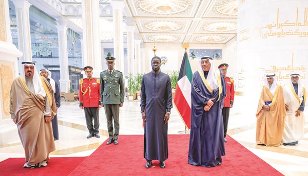 سمو ولي العهد الشيخ صباح الخالد خلال استقبال الرئيس السنغالي بحضور سمو الشيخ أحمد العبدالله رئيس مجلس الوزراء