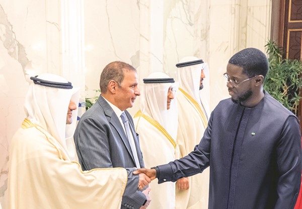 المستشار في ديوان سمو رئيس مجلس الوزراء رئيس بعثة الشرف المرافقة الشيخ د. باسل الصباح ومدير مكتب صاحب السمو الأمير الفريق متقاعد جمال الذياب ووكيل الشؤون الخارجية بالديوان الأميري مازن العيسى ووكيل الديوان الأميري الشيخ عبدالعزيز مشعل المبارك في استقبال الرئيس السنغالي