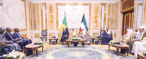 صاحب السمو الأمير الشيخ مشعل الأحمد خلال المباحثات الرسمية مع الرئيس بشيرو جوماي فاي رئيس جمهورية السنغال بحضور سمو ولي العهد الشيخ صباح الخالد وسمو الشيخ أحمد العبدالله رئيس مجلس الوزراء ووزير شؤون الديوان الأميري الشيخ حمد جابر العلي