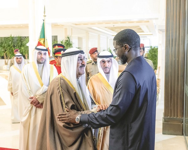 صاحب السمو الأمير مصافحا الرئيس السنغالي