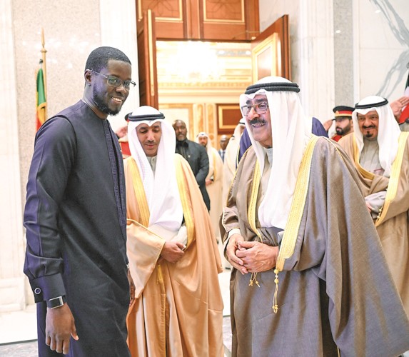 صاحب السمو الأمير الشيخ مشعل الأحمد خلال اللقاء مع الرئيس السنغالي بشيرو جوماي فاي بحضور سمو الشيخ أحمد العبدالله