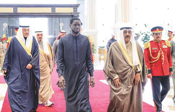 صاحب السمـو الأمـيـر الشيـخ مشـعل الأحمـد خلال اللقاء مع الرئيس السنغالي بشيرو جوماي فاي بحضور سمو ولي العهد الشيخ صباح الخالد وسمو الشيخ أحمد العبدالله رئيس مجلس الوزراء