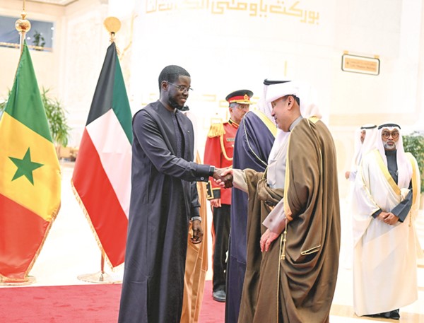 وزير شؤون الديوان الأميري الشيخ حمد جابر العلي مرحبا بالرئيس بشيرو جوماي فاي