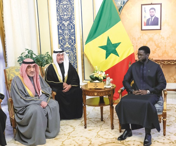 رئيس السنغال بشيرو جوماي فاي مستقبلا النائب الأول لرئيس مجلس الوزراء ووزير الداخلية الشيخ فهد اليوسف
