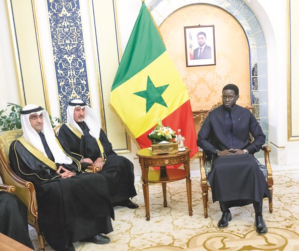 الرئيس بشيرو جوماي فاي خلال استقباله العضو المنتدب للهيئة العامة للاستثمار الشيخ سعود سالم العبدالعزيز