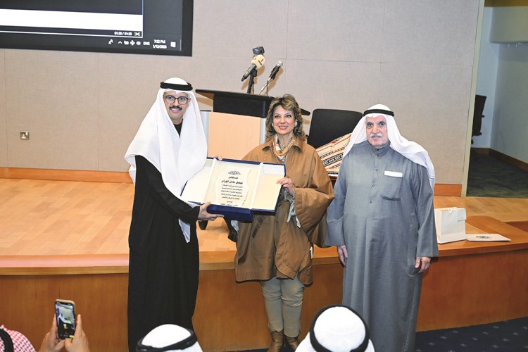 د.فيصل الوزان يتسلم درعا تكريمية من شريفة الخالد بحضور رئيس مركز البحوث والدراسات د.عبدالله الغنيم