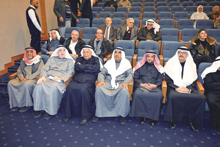رئيس مركز البحوث والدراسات د.عبدالله الغنيم ود.مرزوق الغنيم وجانب من الحضور خلال حفل التكريم