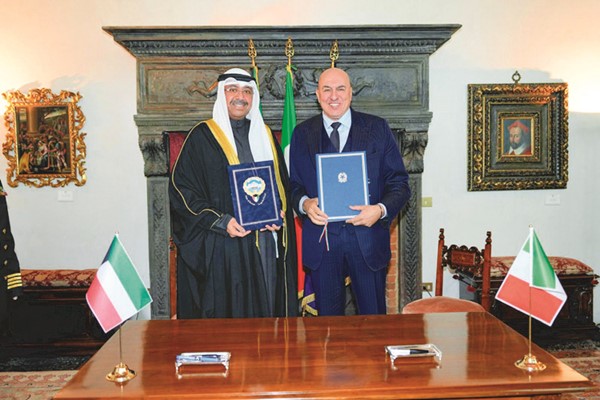 الشيخ عبدالله العلي وغويدو كروسيتو بعد توقيع اتفاقية التعاون العسكري