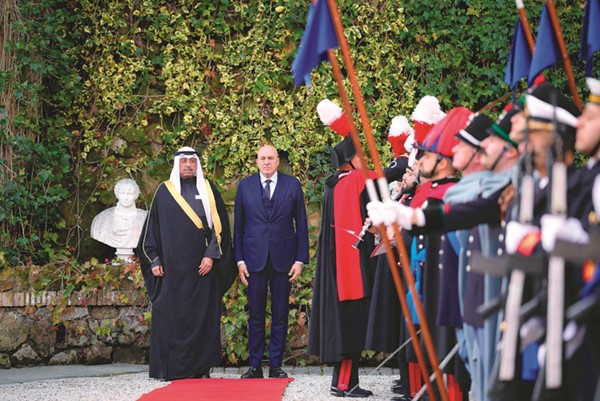وزير الدفاع الشيخ عبدالله العلي ووزير الدفاع الإيطالي غويدو كروسيتو لدى استعراض حرس الشرف