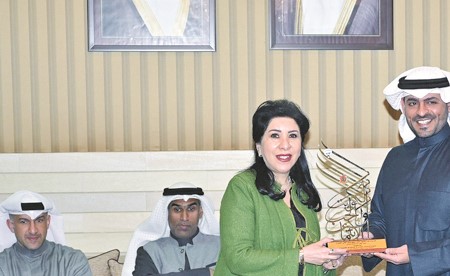 «التجاري» تلقى تكريماً من محافظة مبارك الكبير