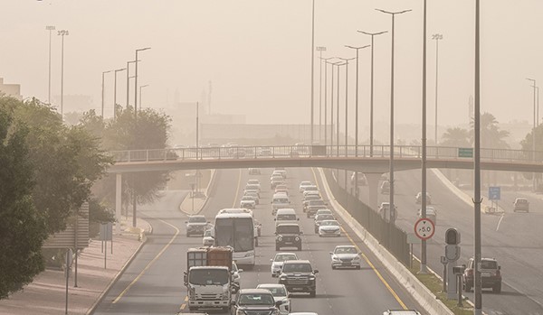 طقس غائم وغبار عالق يؤدي لانخفاض الرؤية يتحسن تدريجياً خلال المساء