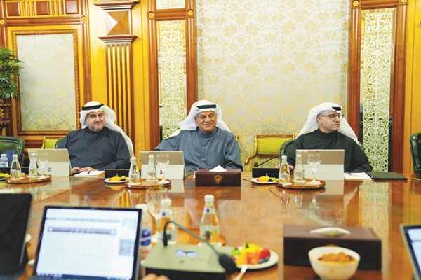 المستشار ناصر السميط ود.نادر الجلال وعبداللطيف المشاري