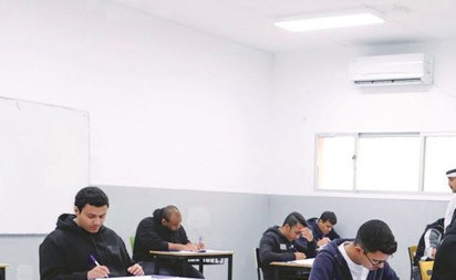 طلبة «الأدبي» و«الديني» يُنهون امتحانات الفترة الأولى للصف الـ 12 اليوم.. والنتائج مطمئنة