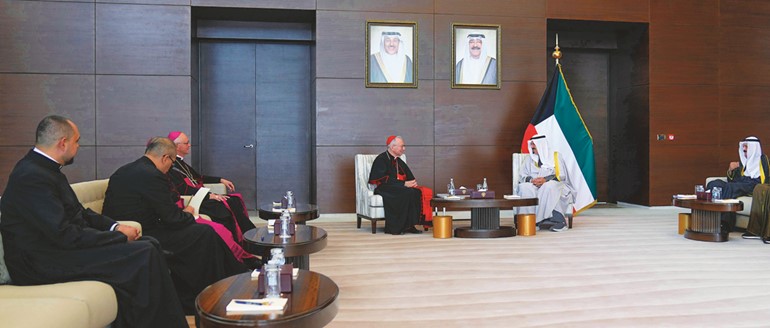 سمو الشيخ أحمد العبدالله رئيس مجلس الوزراء مستقبلا أمين سر دولة الكرسي الرسولي الڤاتيكان الصديقة نيافة الكاردينال بيترو بارولين والوفد المرافق له بحضور رئيس ديوان سمو رئيس مجلس الوزراء عبدالعزيز الدخيل