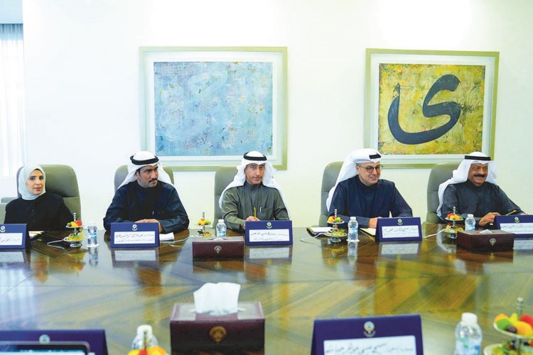 رئيس ديوان سمو رئيس مجلس الوزراء عبدالعزيز الدخيل ووزير الكهرباء والماء والطاقة المتجددة ووزير المالية ووزير الدولة للشؤون الاقتصادية والاستثمار بالوكالة د.صبيح المخيزيم ورئيس إدارة الفتوى والتشريع المستشار صلاح الماجد ووكيل وزارة الأشغال العامة بالتكليف عيد الرشيدي وأنوار الداهش خلال الاجتماع
