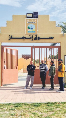 فريق البلدية خلال القيام بعملية إخلاء سوق إنجاز