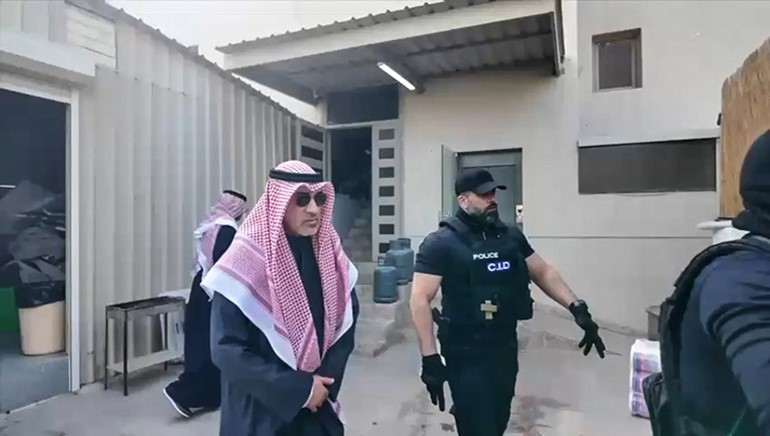 النائب الأول لرئيس مجلس الوزراء ووزير الداخلية الشيخ فهد اليوسف متفقدا الحسينية المخالفة