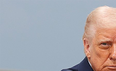 الرئيس الأميركي يهدد بفرض رسوم جمركية على الدول غير المؤيدة لخطته بشأن غرينلاند