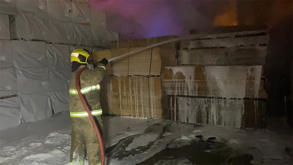 فرق الإطفاء تسيطر على حريق مصنع في منطقة أمغرة