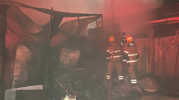 فرق الإطفاء تسيطر على حريق مصنع في منطقة أمغرة