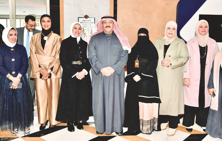وزير الصحة د.أحمد العوضي مع المشاركين في المؤتمر