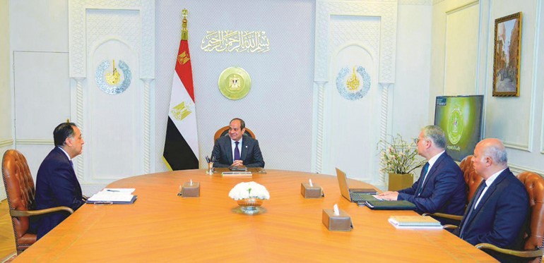 جانب من اجتماع الرئيس عبدالفتاح السيسي مع د.مصطفى مدبولي رئيس مجلس الوزراء وم.كريم بدوي وزير البترول والثروة المعدنية