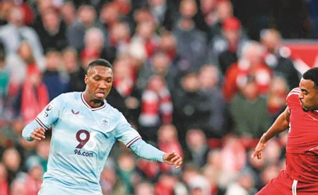 ليفربول يتعادل مع بيرنلي ويواصل إهدار النقاط