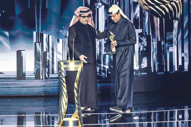 ناصر الخليفي متسلما الجائزة من المستشار تركي آل الشيخ