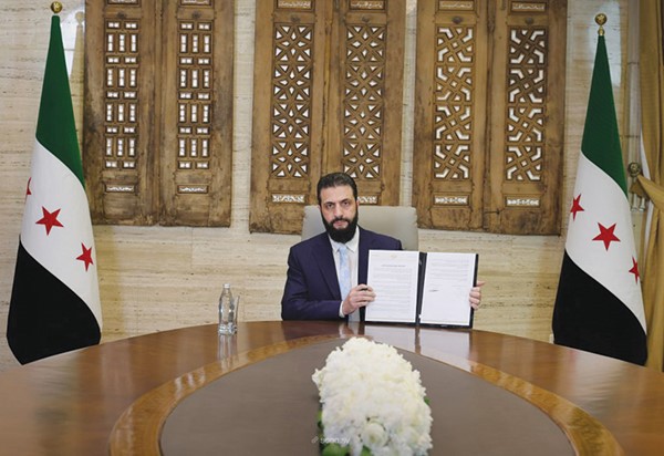 الرئيس السوري أحمد الشرع بعد التوقيع على اتفاق وقف إطلاق النار مع «قسد» (سانا)