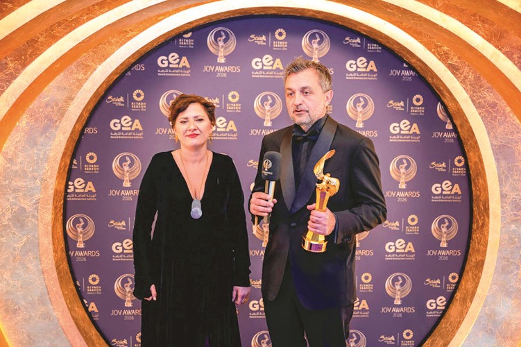 أحمد كاتيكسيز وغيول سارالتن وجائزة المخرج الدرامي المفضل عن شارع الأعشى