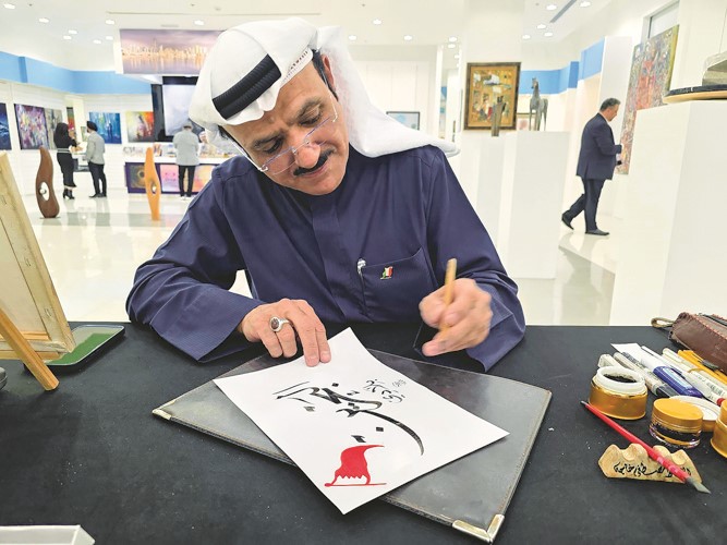 جانب من مشاركة جمعية الحرف اليدوية الكويتية في معرض ألوان الشرق الدولي للفنون بالمنامة