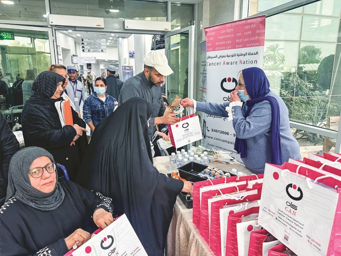 توزيع الكتيبات على المراجعين بالمستشفيات