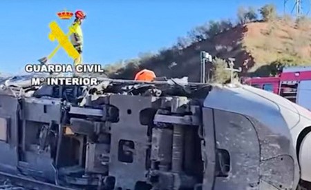إسبانيا تُعلن الحداد الوطني 3 أيام على ضحايا حادث القطارين.. ورئيس الوزراء يتعهد بكشف الحقيقة بـ «شفافية مطلقة»