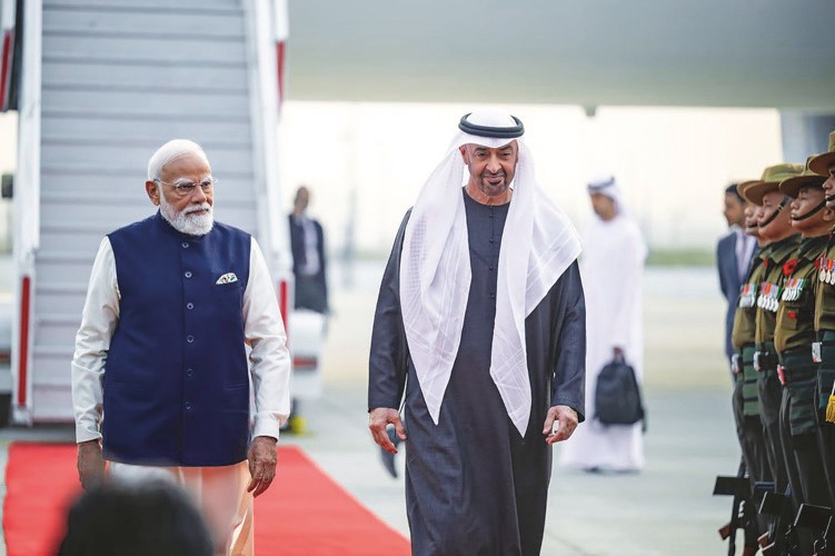 رئيس الوزراء الهندي ناريندرا مودي مستقبلا صاحب السمو الشيخ محمد بن زايد آل نهيان رئيس دولة الإمارات العربية المتحدة (وام)