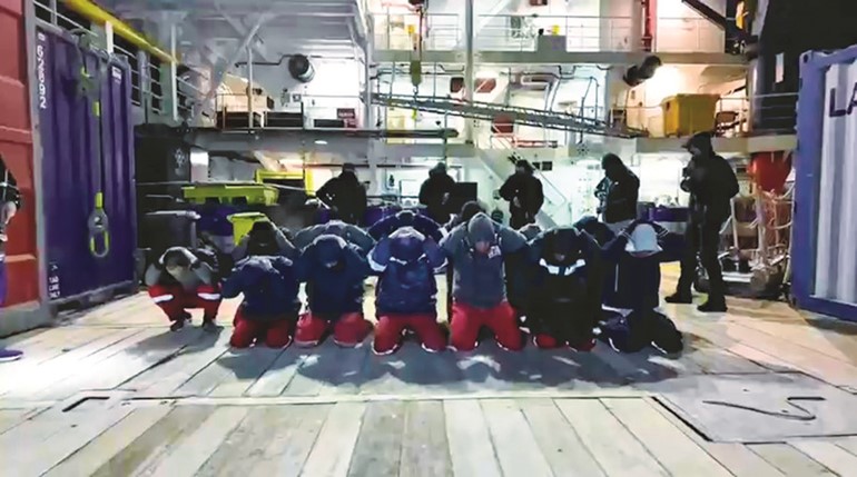 عدد من المضبوطين على متن القطعة البحرية