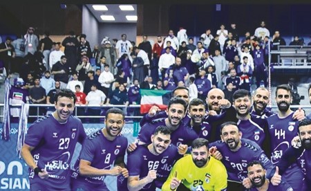 أزرق اليد بالعلامة الكاملة في صدارة المجموعة الثالثة للآسيوية