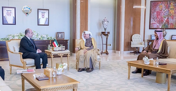 وزير شؤون الديوان الأميري الشيخ حمد جابر العلي ورئيس ديوان سمو ولي العهد الشيخ ثامر الجابر خلال لقائهما سفير أوكرانيا د. مكسيم صبح