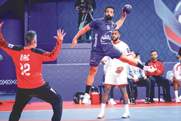 نجم الأزرق صالح الموسوي يصوب على مرمى المنتخب الإماراتي