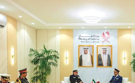 آمر القوة البحرية بحث مع رئيس الأركان القطري سبل تعزيز التعاون العسكري